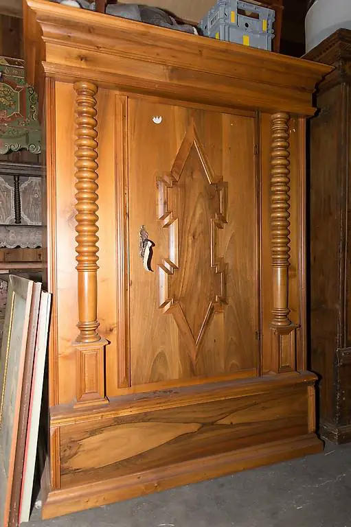 Renaissance Schrank Nussbaum 1 Türig mit Tablaren