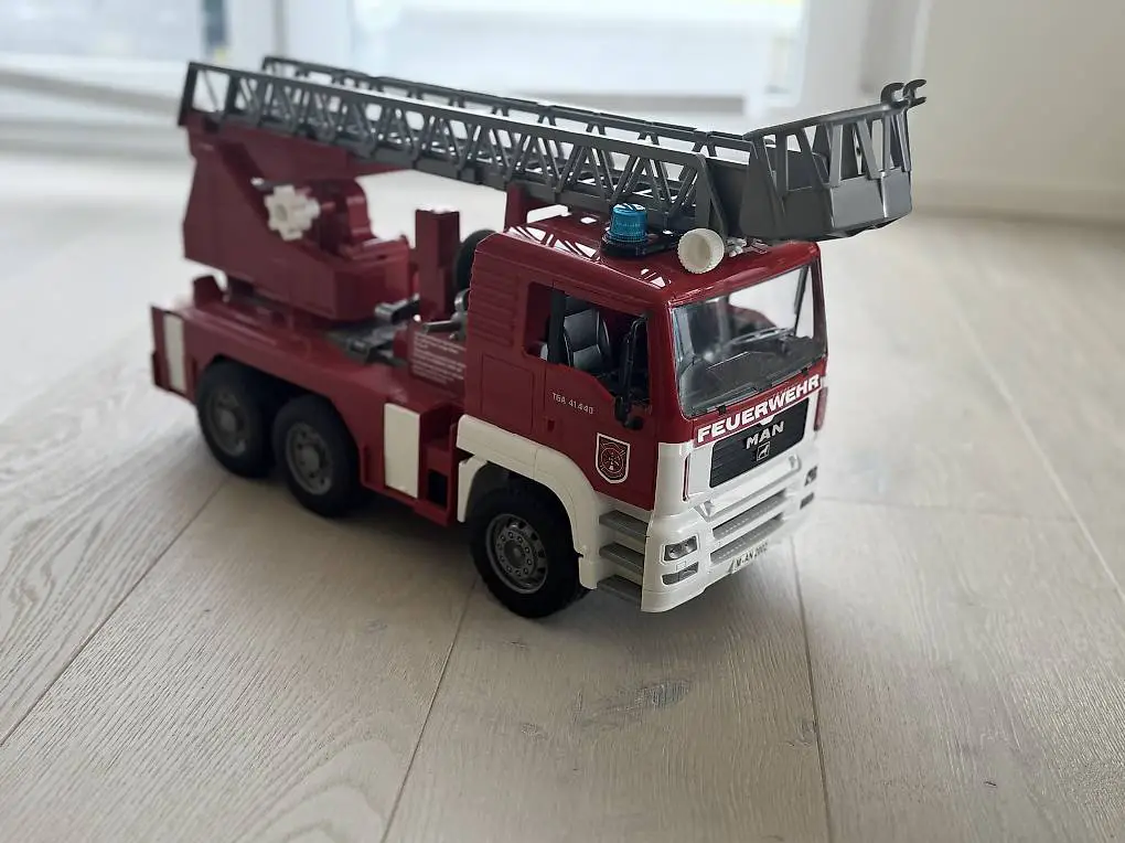 Bruder MAN TGS Feuerwehr mit Drehleiter & Wasserpumpe