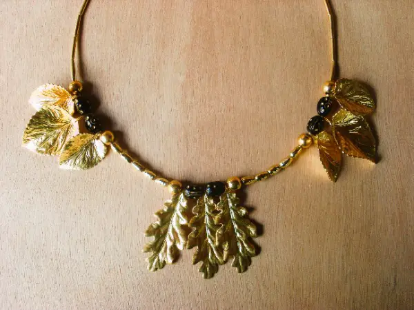 Collier tour de cou avec fioritures de différentes feuilles