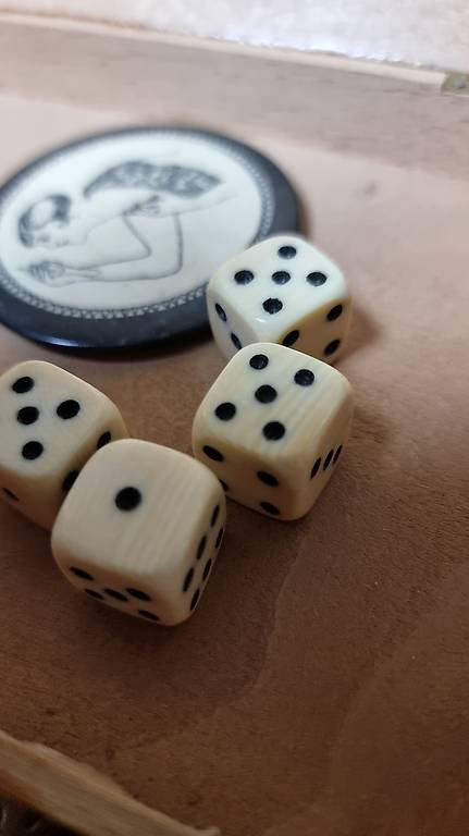 Antikes Würfelspiel, Würfel aus Knochen?