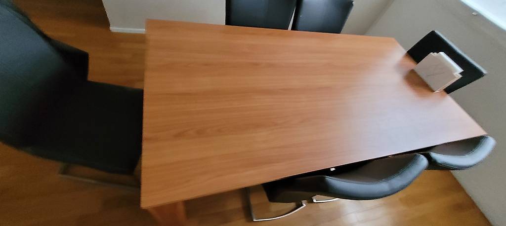 Tisch aus Amerik. Nussbaumholz und Kunstharz