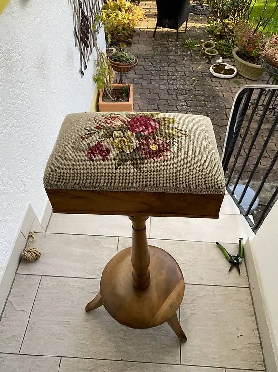 antikes Nähtischchen mit Gobelin Nadelkissen