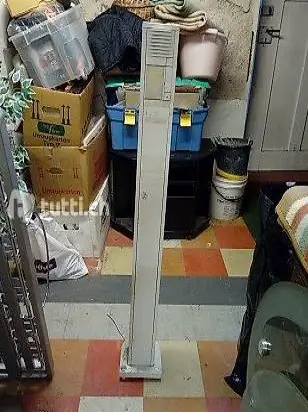 Eine aeltere Saeulensprechanlage mit Klingel