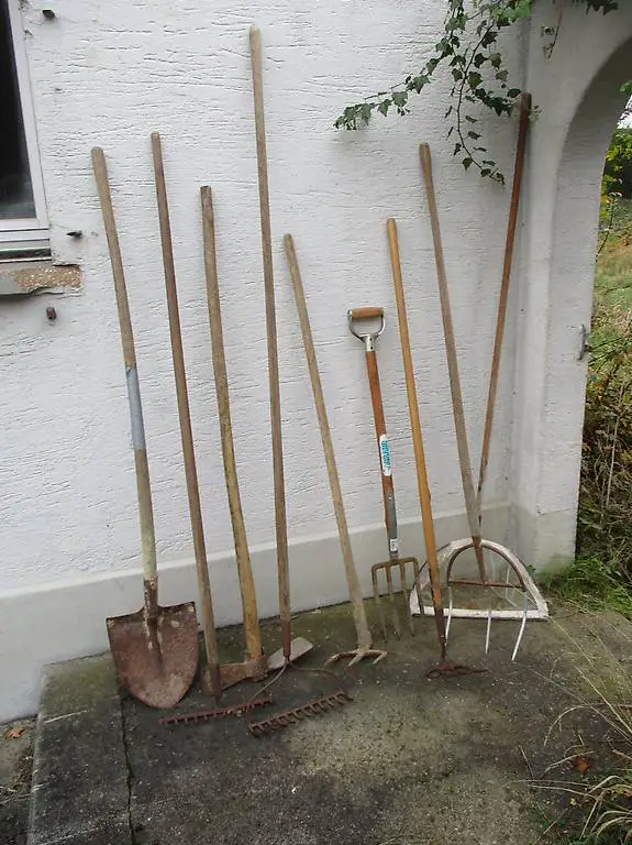 9x historische Werkzeuge aus Bauernhof Stecher Pickel Hacke