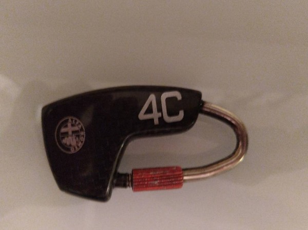 Original Schlüsselanhänger Alfa 4c aus Carbon