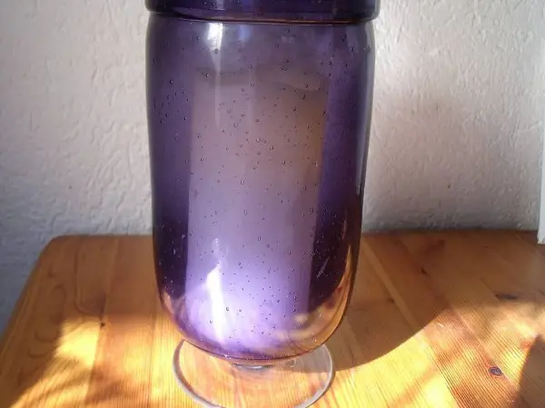 Violettes Glasgefäss (Windlicht)