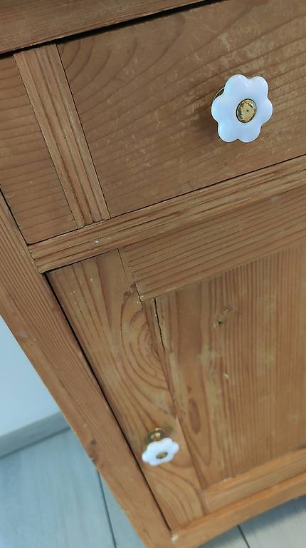 Kleiner antiker Holzschrank