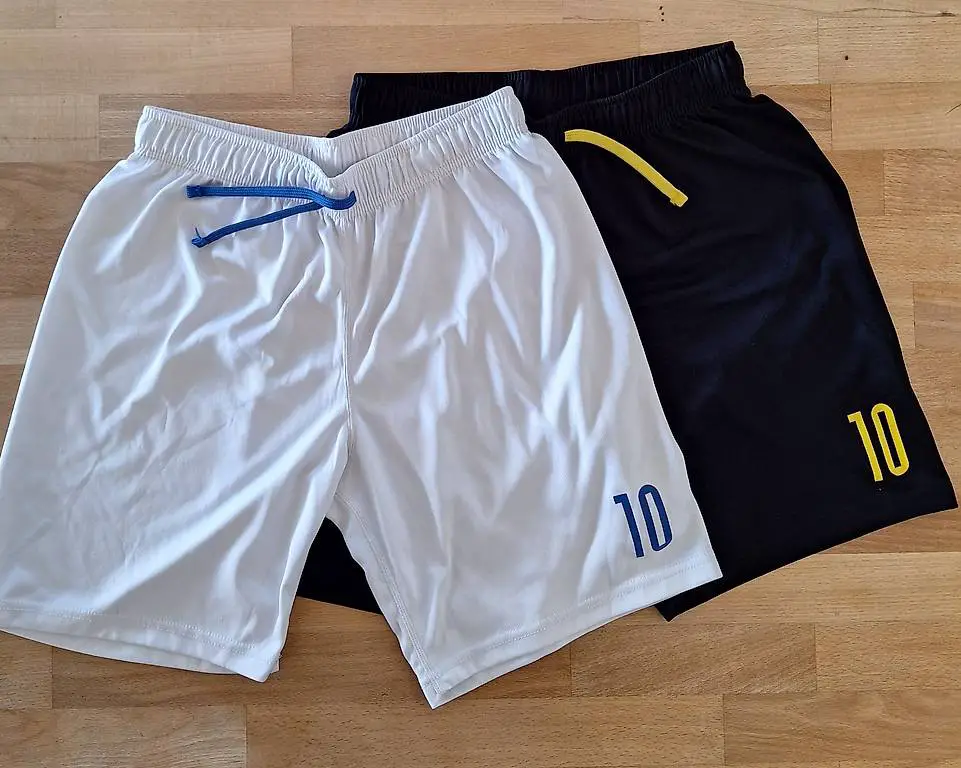 4x Fussballhosen in Gr. 158/164