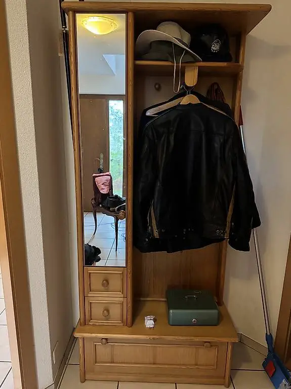 Garderobenschrank mit Spiegel