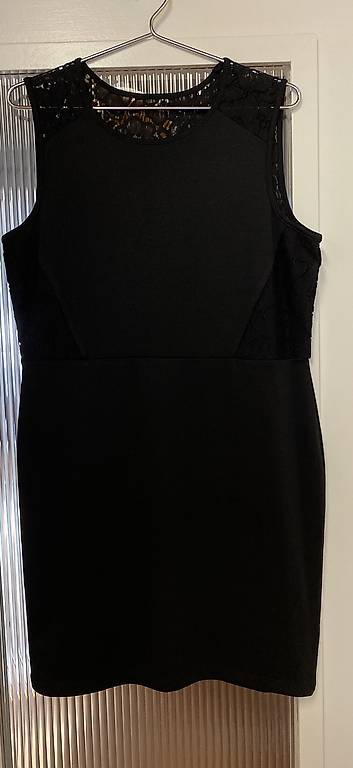 Trägerkleid mit Spitzen