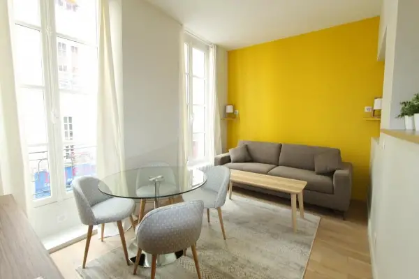 Grande chambre calme, ensoleillée, meublée et équipée