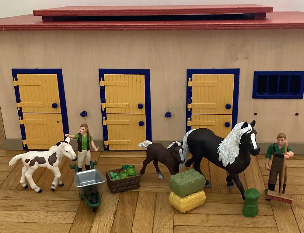 Pferdestall und Zubehör.