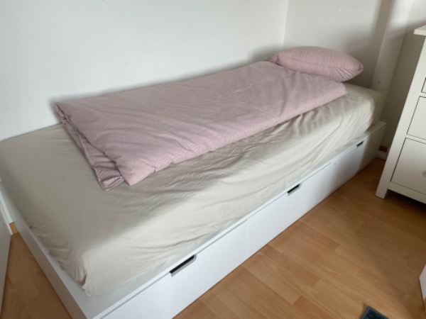 Bett 90x200, mit Schubladen und neuer Matratze