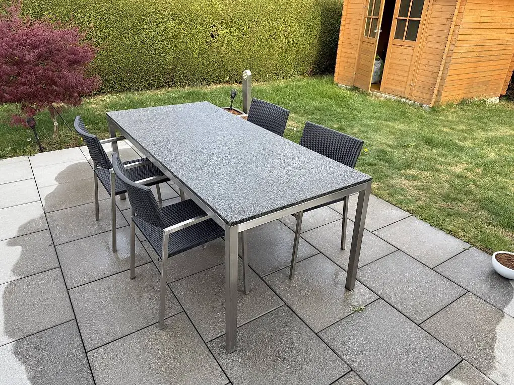 Granit Gartentisch mit Chromstahlgestell und Gartenstühle