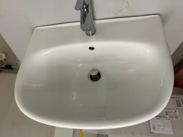 Waschbecken mit Wasserhahn