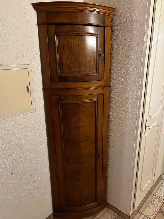 Antikes Eckmöbel