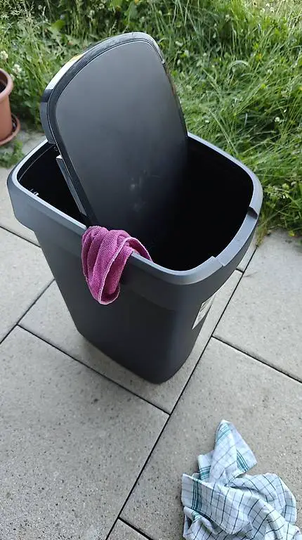 Abfalleimer mit drehendem Deckel