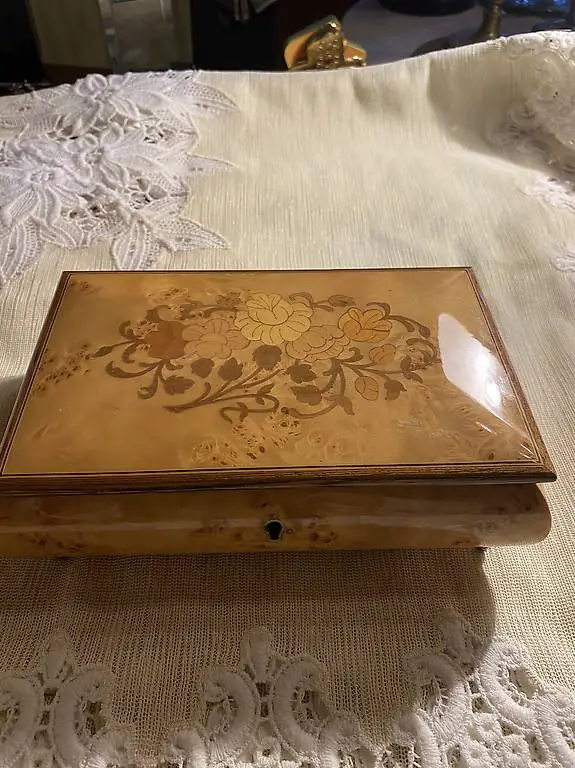 Schmuckschatulle Holz mit Inlay und REUGE Musikdose