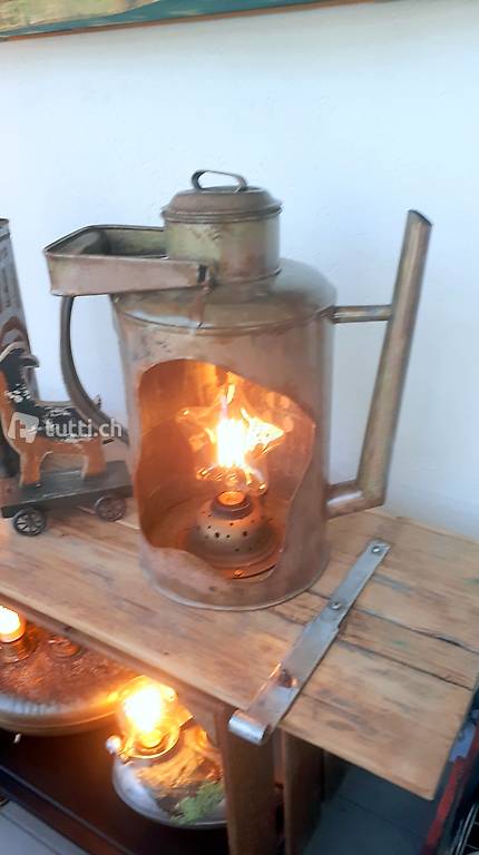Alte Petrolkanne mit Beleuchung