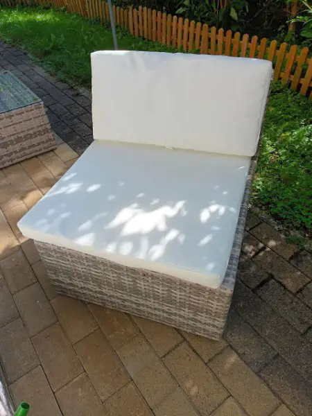 Gartenstuhl Farbe grau mit weissen Kissen