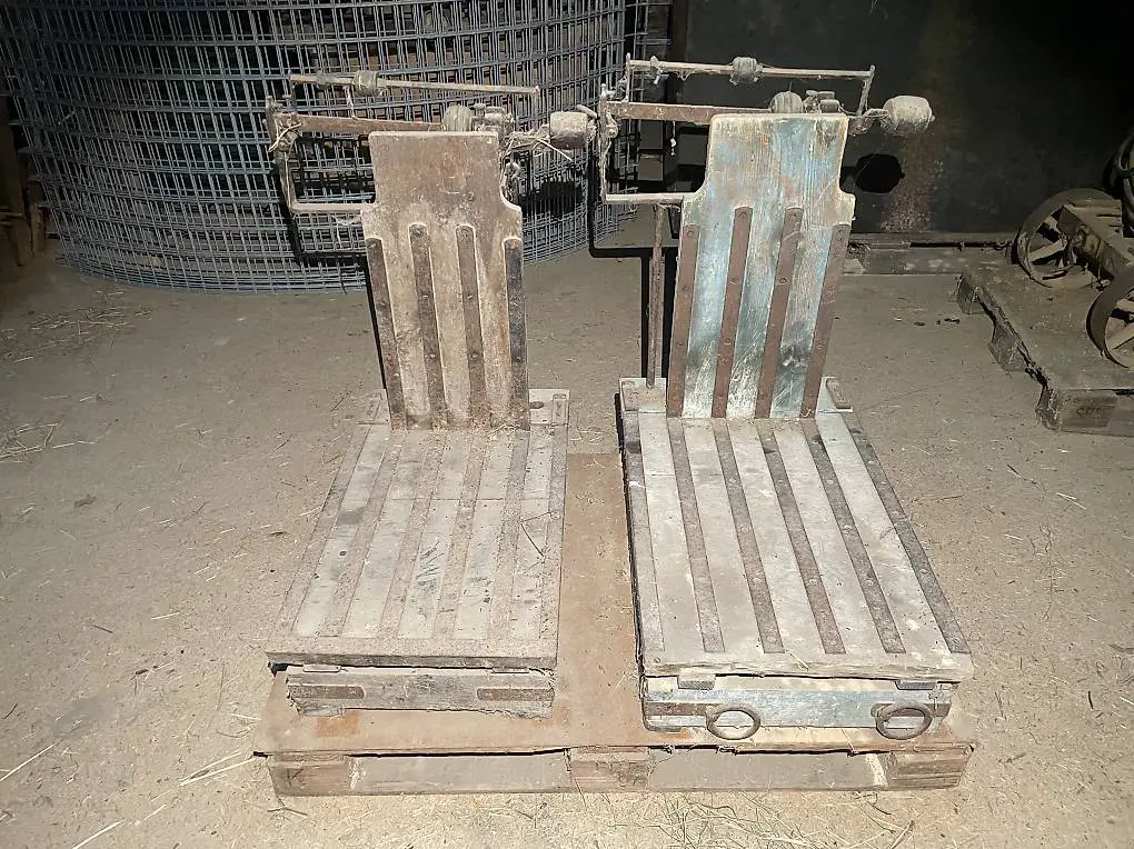 Zwei alte Sackwaagen