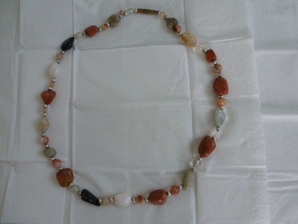 Schöne Halskette mit diversen natürlichen Edelsteinen