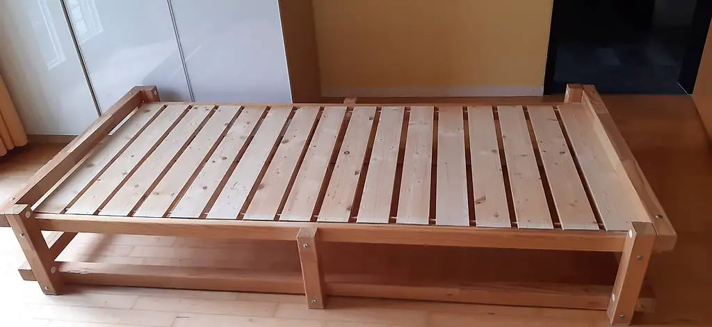 Einzelbett aus Massivholz