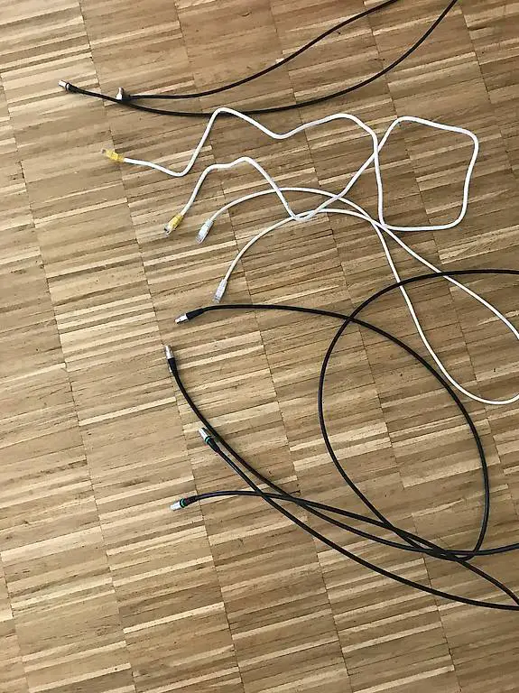 4 verschiedene Kabel UPC/LAN/TV