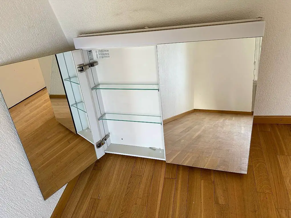 Spiegelschrank mit Glastablaren, Badezimmerschrank
