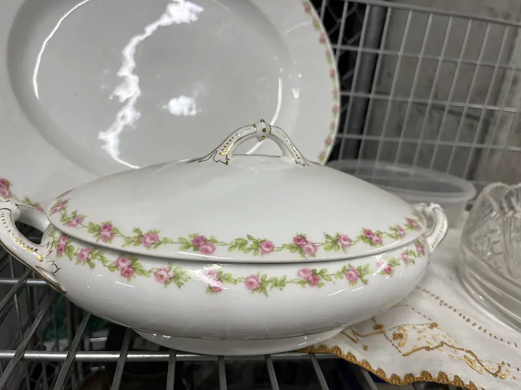 Porzellanschale mit Deckel & Platte