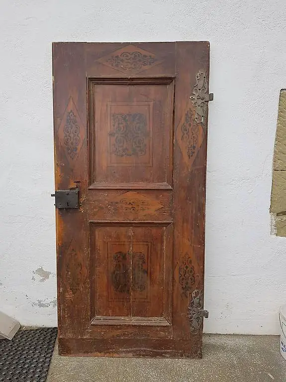 antike Türe mit Malerei