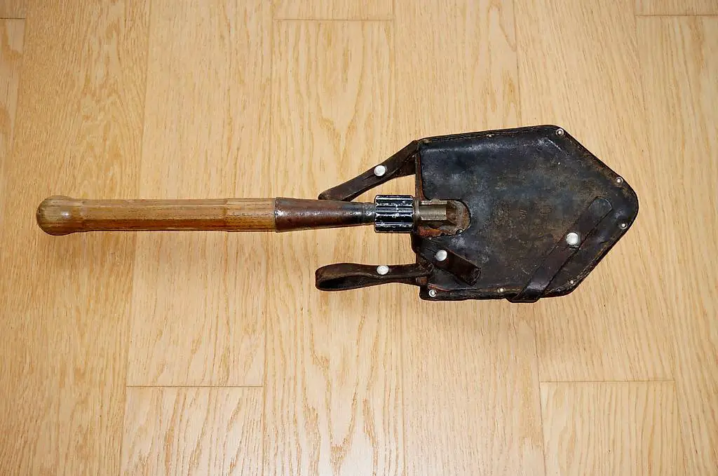 Schweizer Armee Klappspaten mit Lederhülle