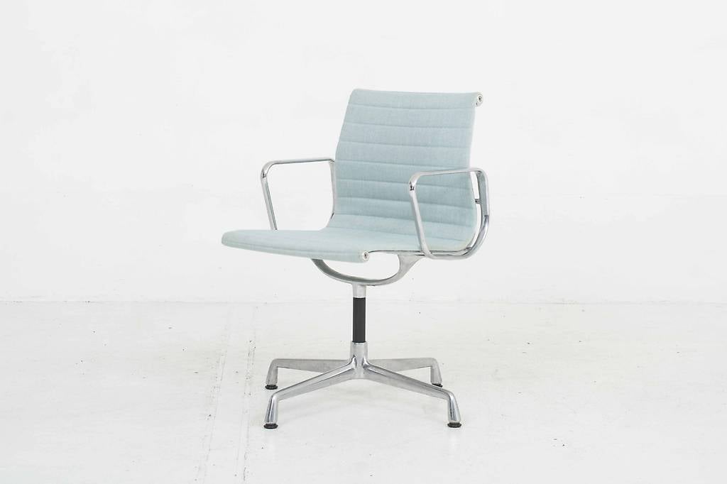 Vitra EA 104 Dinechair von Charles & Ray Eames poliert hell