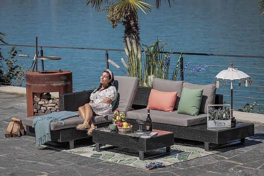 Salotto in rattan con tavolo