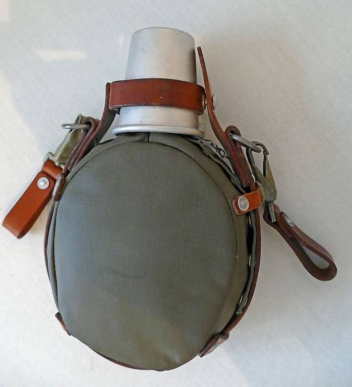 Schweizer Armee - Sanitäts Feldflasche mit Becher