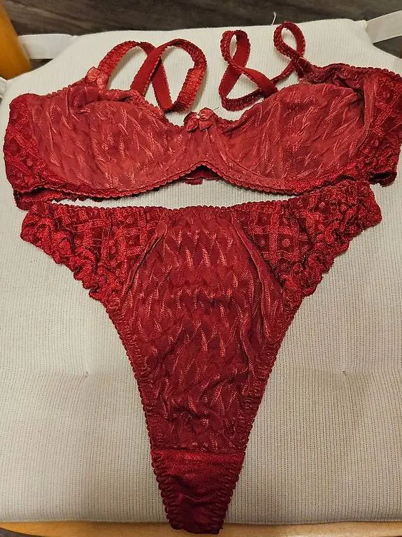 Neu: BH Gr.80C + String Gr.L - dunkelrot
