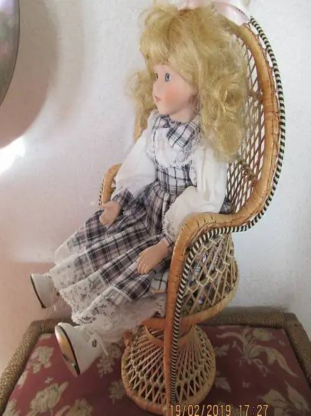  Puppe Porzellan, Grösse 40 cmund Puppenstuhl