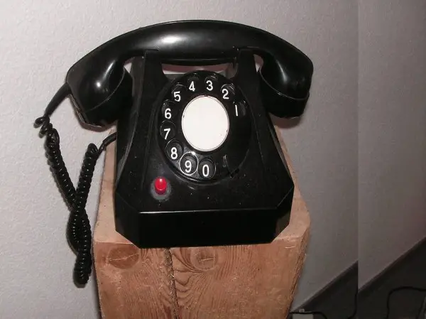 Telefon antik schwarz mit Wählscheibe