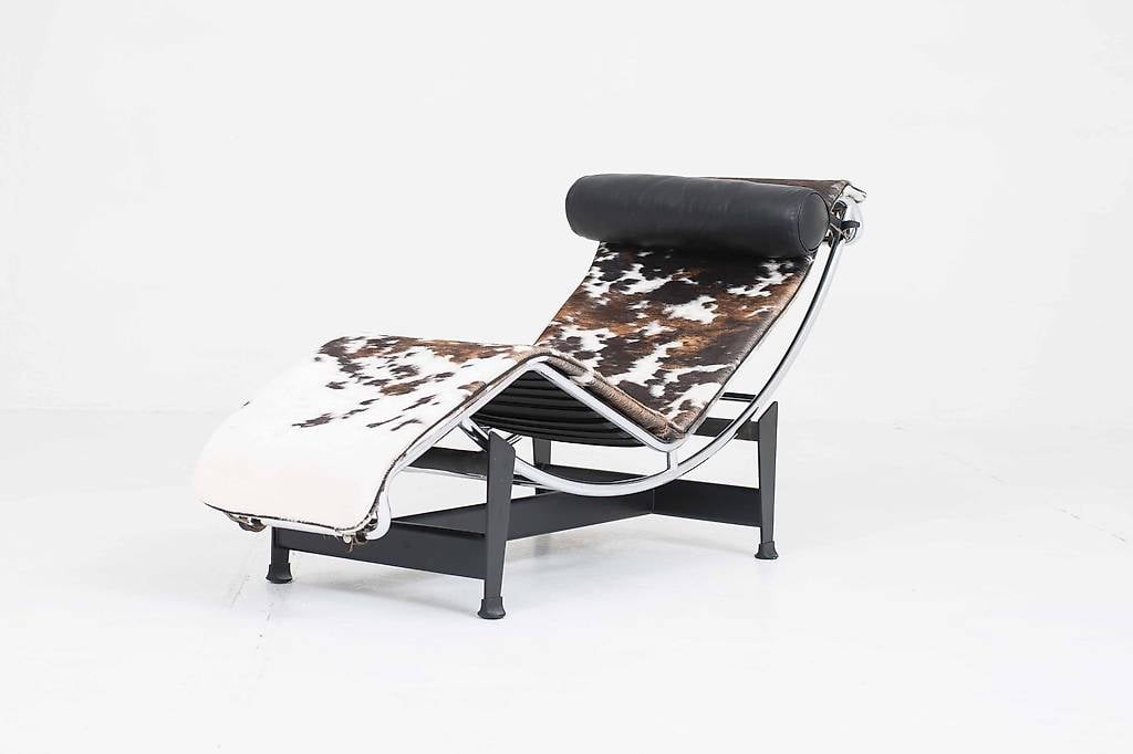 Cassina LC4 Chaise Longue von Le Corbusier, geflecktes Fell