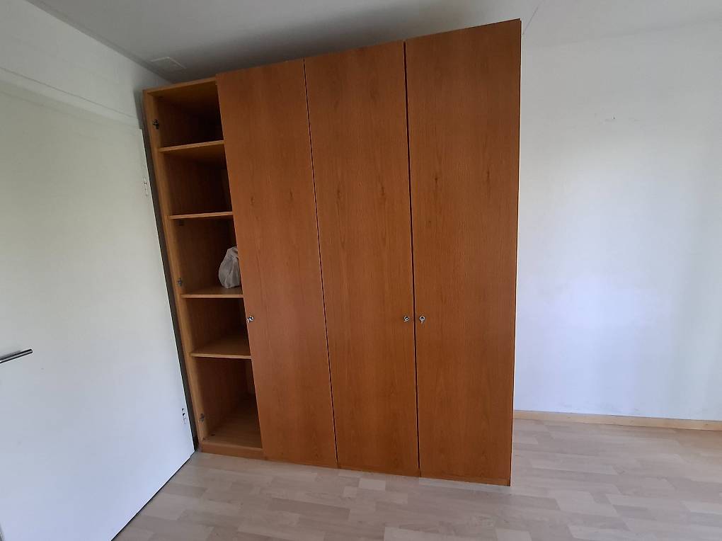 Schrank Massivholz, einwandfrei (Fehlende Tür vorhanden)