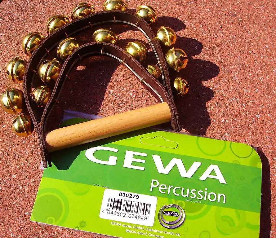 Schellen (GEWA) 17 Stk. auf ein Lederband montiert (NEU)