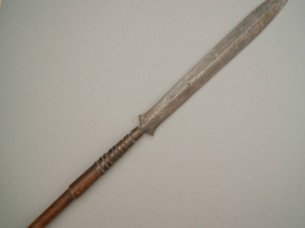  Antike afrikanische Lanze mit grosser Spitze