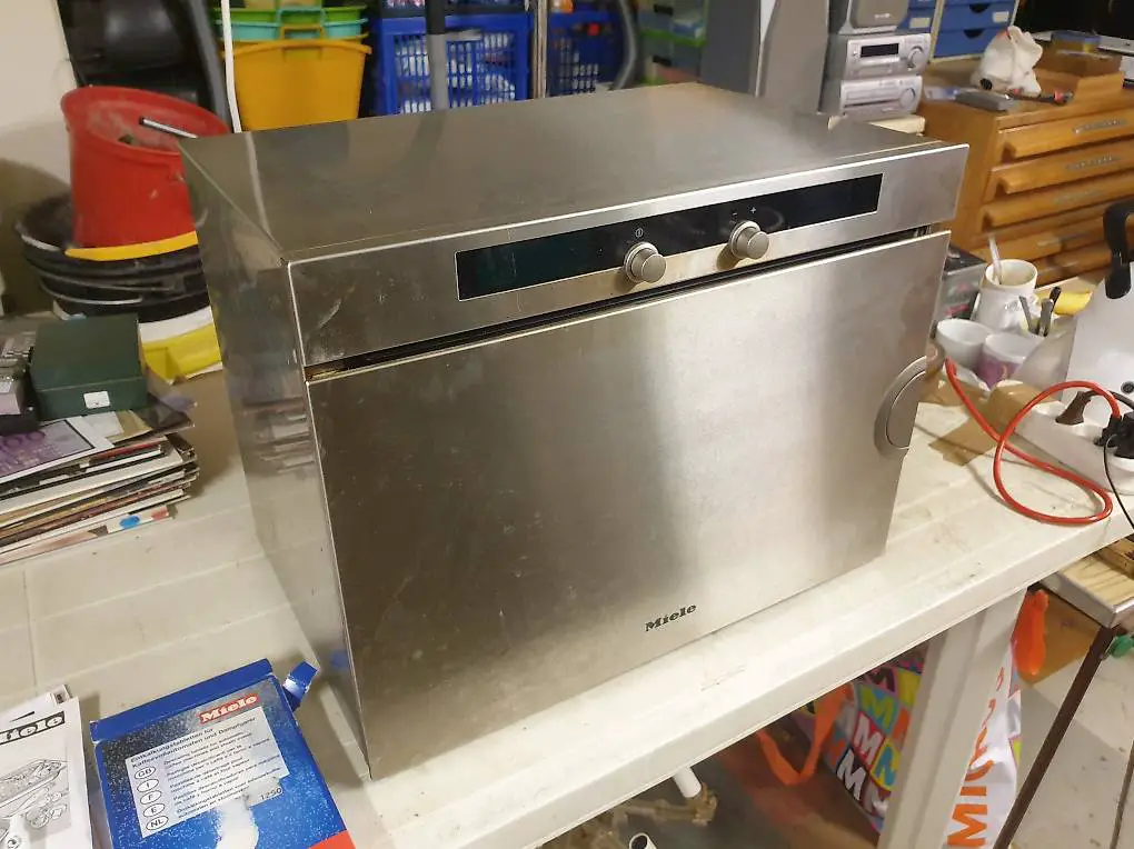 Ein älteres grösseres Gerät zum Garren der Marke Miele