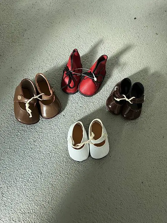Diverse Puppenschuhe & Kleider