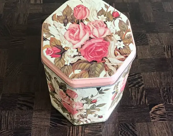 ALTE 8-ECKIGE CONFISERIE-DOSE, RARITAET...