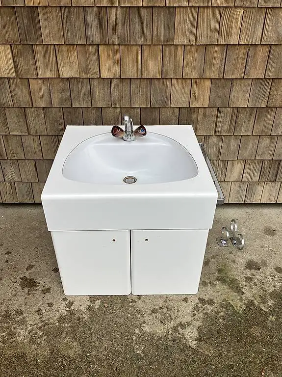 Waschbecke mit Untersatz