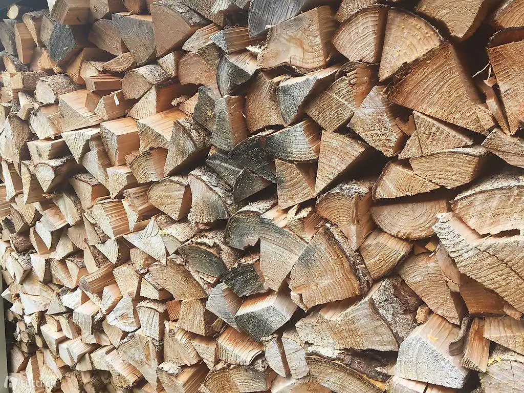 Brennholz in Savognin abholbar in Bananenschachteln