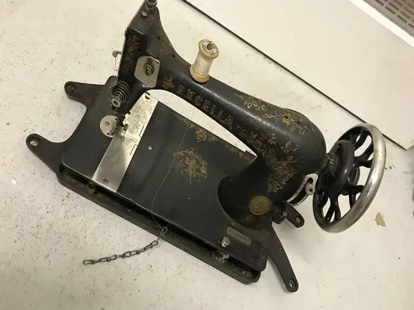 Alte Antike Excella Nähmaschine für Deko