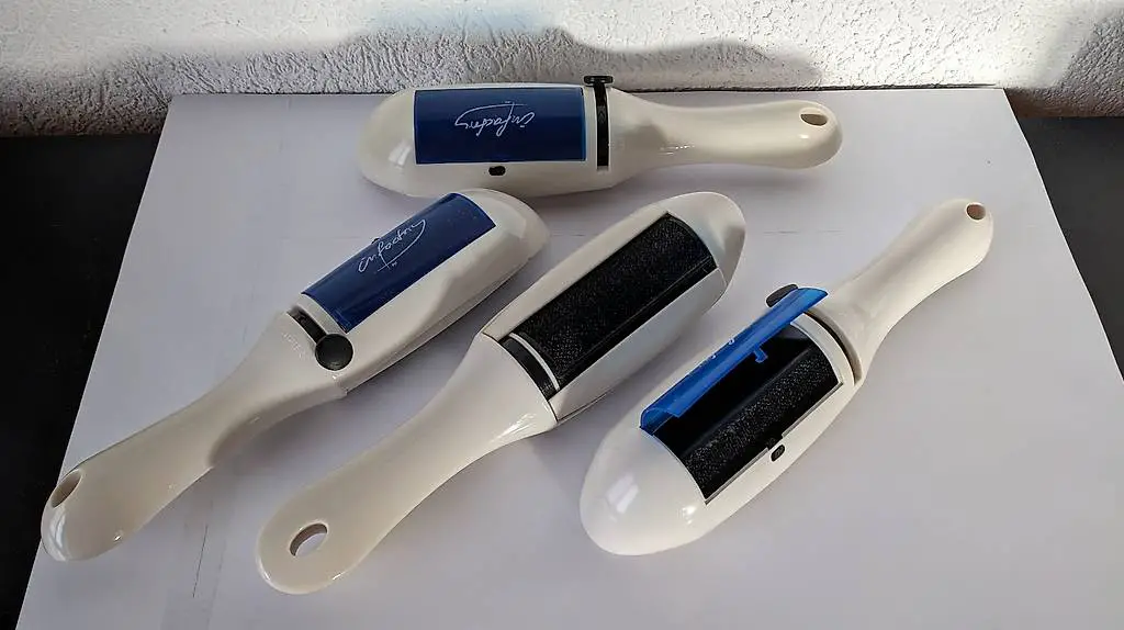 Selbstreinigende Kleider-Bürste gegen Tierhaare und Fussel