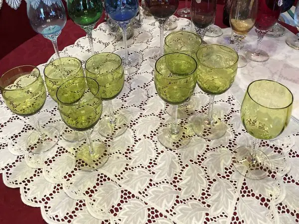 8 grüne alte Kristallgläser